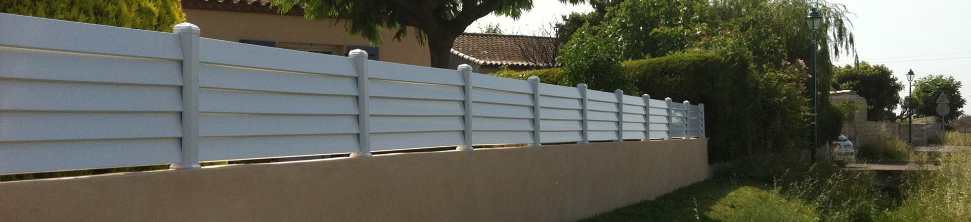 clôtures  blanche maison jardin